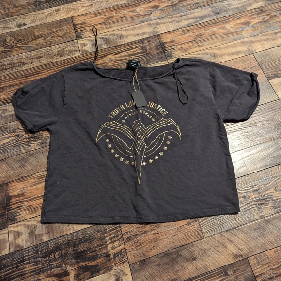 Her Universe Tops Nwot Wonder Woman Crop Top Poshmark